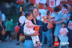 歌舞礼赞华诞 成都市民花式向祖国表白图片