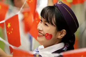 有轨电车车厢，国旗飘扬图片