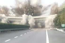 南阳S234项目跨商南高速立交桥旧桥拆除顺利完成爆破图片