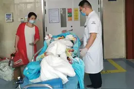 全身烧伤的19岁小伙出院，妈妈落泪感谢杭州！医生：希望他以后越来越顺图片