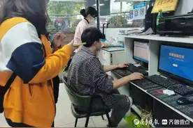 忙碌的打印店小哥图片