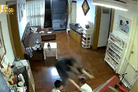 餐桌砸向孩子瞬间妈妈飞扑用身体挡住！孩子毫发无伤，网友狂赞图片