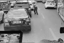 两年两次 同一路段 外卖小哥为消防车“开道”图片