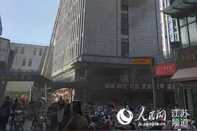 徐州一高层楼宇发生火灾：直升机参与救援 无人员伤亡图片
