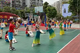 广州这所小学的校运会很特别！学生穿着各个民族的服装出场图片