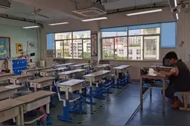 空荡荡的教室只留下班主任寂寞的身影！今早有校长拍下教室内这一幕，家长：赞图片