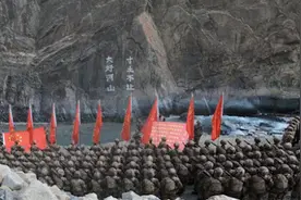 在“大好河山、寸土不让”的石壁下，他们缅怀牺牲的战友图片