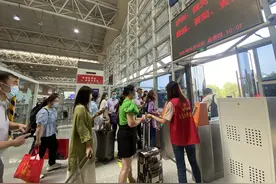 长假首个出行高峰已至！成都东站汽车客运站今日预计发送旅客4万人次图片