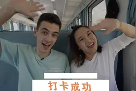 惊呆了！老外在中国“慢火车”上体验列车员图片