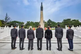 “繁华盛世如你所愿！”《长津湖》今日主创赴沈阳祭拜先烈图片