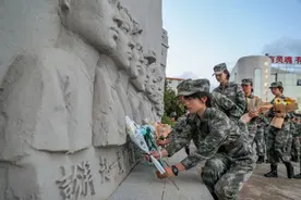 南部战区各部队纷纷组织祭拜先烈活动图片