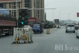 天仙一级公路临时红绿灯长期“站岗”，深夜大货车强闯安全隐患大图片