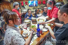 游客一下火车直奔这条街，深夜12点仍有食客排队，百年老街变身全国美食风向标图片