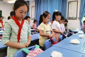 制作小白花、讲述烈士事迹、观看红色电影......这个烈士纪念日，小学生们向先烈致敬汲取红色能量图片