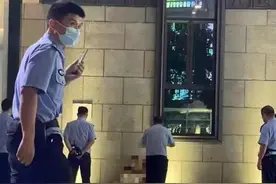 福州一女子被劫持，民警递水时飞脚踹倒制服歹徒图片