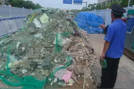 龙岗破获一起深夜偷倒渣土垃圾案件，今年已立案查处余泥渣土违法行为1223宗图片
