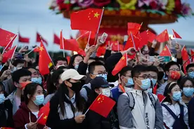 数万人天安门广场观升旗，人群中欢呼“祝祖国生日快乐”图片