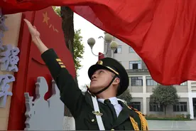 天府广场升旗手：已是第十年参加升旗，用10斤哑铃练习甩旗动作图片