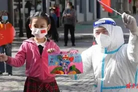 小学生核酸检测后，送给医护人员一份礼物……图片