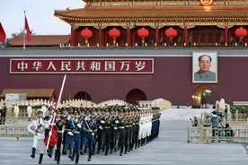 北京天安门广场举行2021年国庆升旗仪式图片