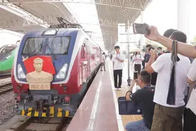 上海红色之旅 | 坐着火车唱着歌，去嘉兴南湖重走一大路视频封面