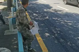 刷屏了！为无盖窨井“暖心逆行”，他说：我可以不管，但良心过不去图片