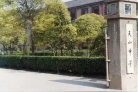 我的母校| 开学那天，那位赤脚学生被校长搂进校门……图片
