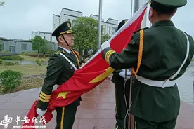 “老兵”升旗迎国庆图片