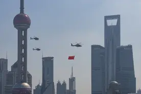 国庆节，三架直升机悬挂国旗飞过上海外滩向祖国献礼图片