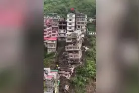 现场视频！印度一8层高楼因山体滑坡倒塌，发出巨响图片