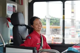 她是新手妈妈，更是坚守岗位的公交车长图片