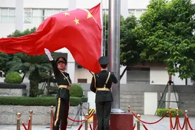 驻澳门部队：多个营区同步举行升国旗仪式图片