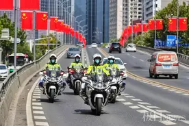江汉公安加强节日巡控值守，成为“国庆红”下的“守护蓝”图片