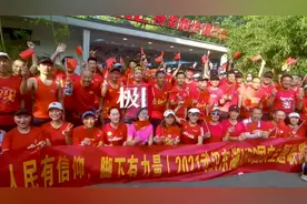 72名跑友环湖长跑，共庆祖国72岁华诞图片