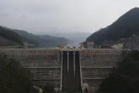 厦门第二水源、上存大坝溢洪道闸门正式下闸图片