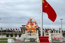 13万民众国庆节清晨天安门广场观升旗图片