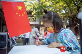 “晚清第一园”国庆活动多，“小翰林”挥舞国旗当导游图片