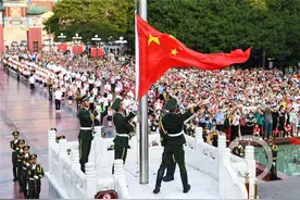 满城中国红丨武警重庆总队仪仗队护旗手骆开顺：仰望国旗，为你护航图片