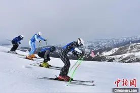 新疆可可托海国际滑雪度假区开启新雪季首滑图片