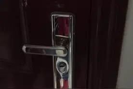 咄咄怪事，业主从外地返家发现门锁被换，多了不少私人物品，还有陌生人留的字条图片