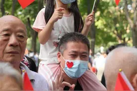 用歌声、用舞蹈表白祖国，市民在公园花样度国庆图片