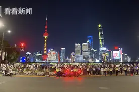 外滩国庆氛围浓 东方明珠亮起“国庆色”图片