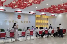 今天是个好日子！25对新人在长宁“领证”图片