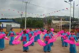 调兵山村：村民载歌载舞，欢欢喜喜迎国庆图片