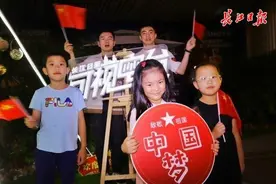 “可视电台”国庆专场深情开唱，歌手观众齐声合唱《我和我的祖国》图片