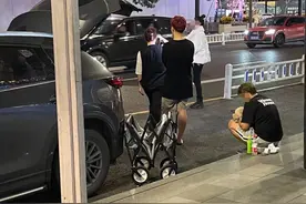 大热天要套上羽绒服，国庆假期也不休息，杭州万象城附近这些街拍模特好拼啊图片