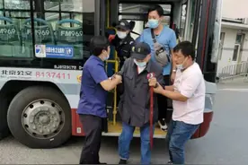 真悬！要不是公交司机回头看一眼，九旬老人没准儿就走丢了图片