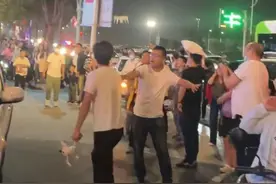 郑州万达广场无人机表演时“炸机”，集体失控落向人群！组织方解释原因图片