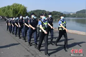 杭州西湖西溪女子巡逻队巡逻服务游客图片