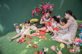 童心巧手迎国庆，剪纸艺术送祝福图片